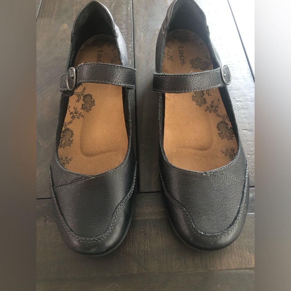 taos -size 10 laddies black leather loafers with strap.